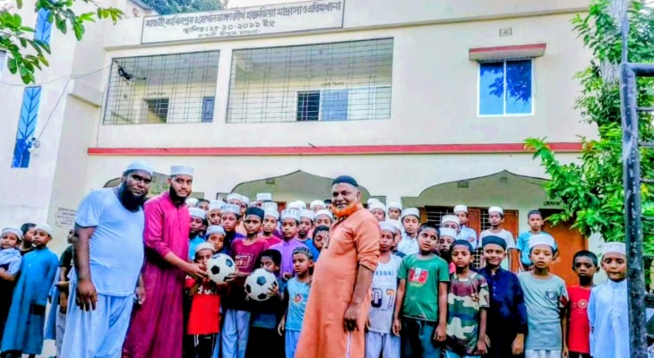 খেলাধুলায় উৎসাহিত করতে শ্রীপুরে মাদ্রাসা শিক্ষার্থীদের ফুটবল বিতরণ